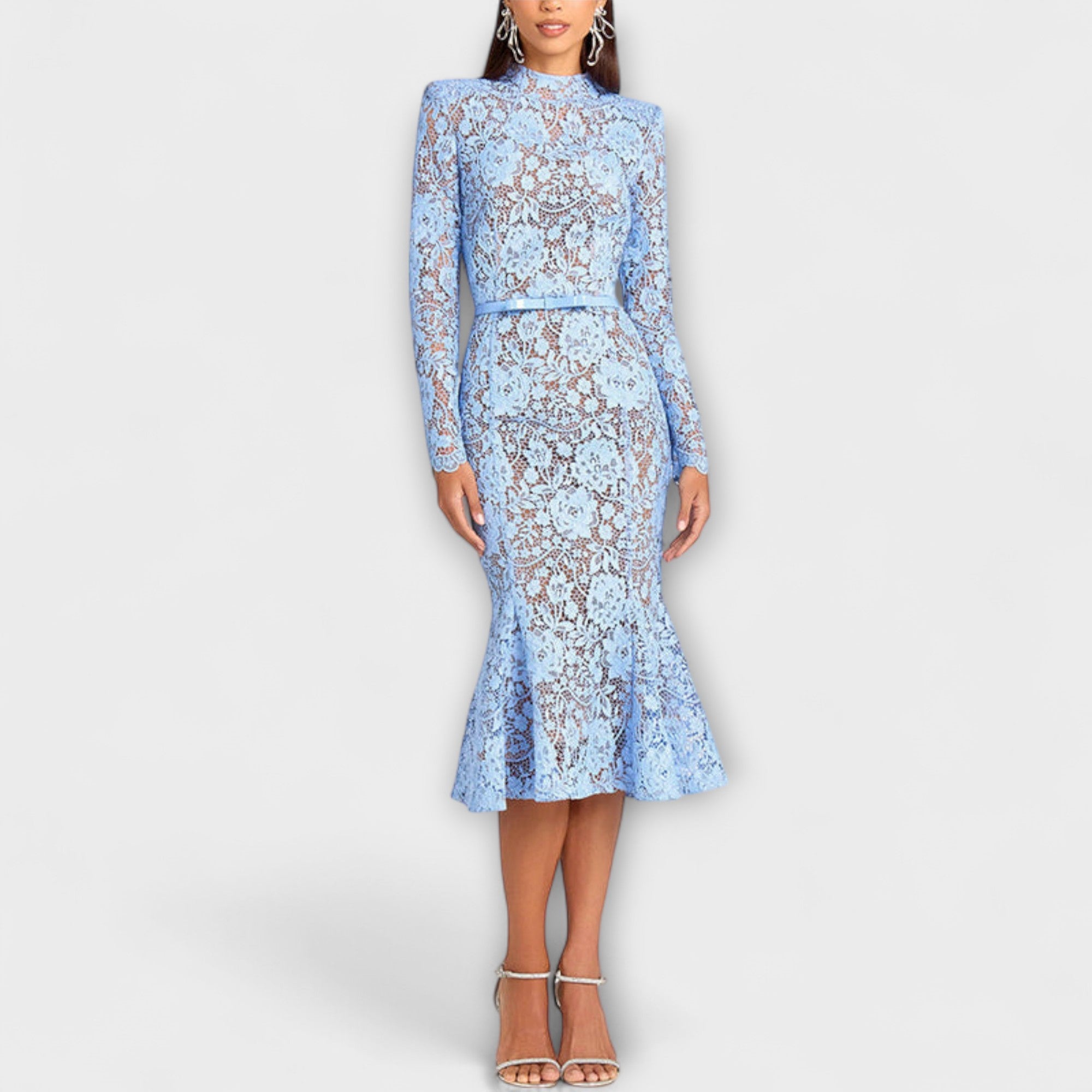 Freya - Elegant Midi Kjole Laget av Blomsterlignende Blonde