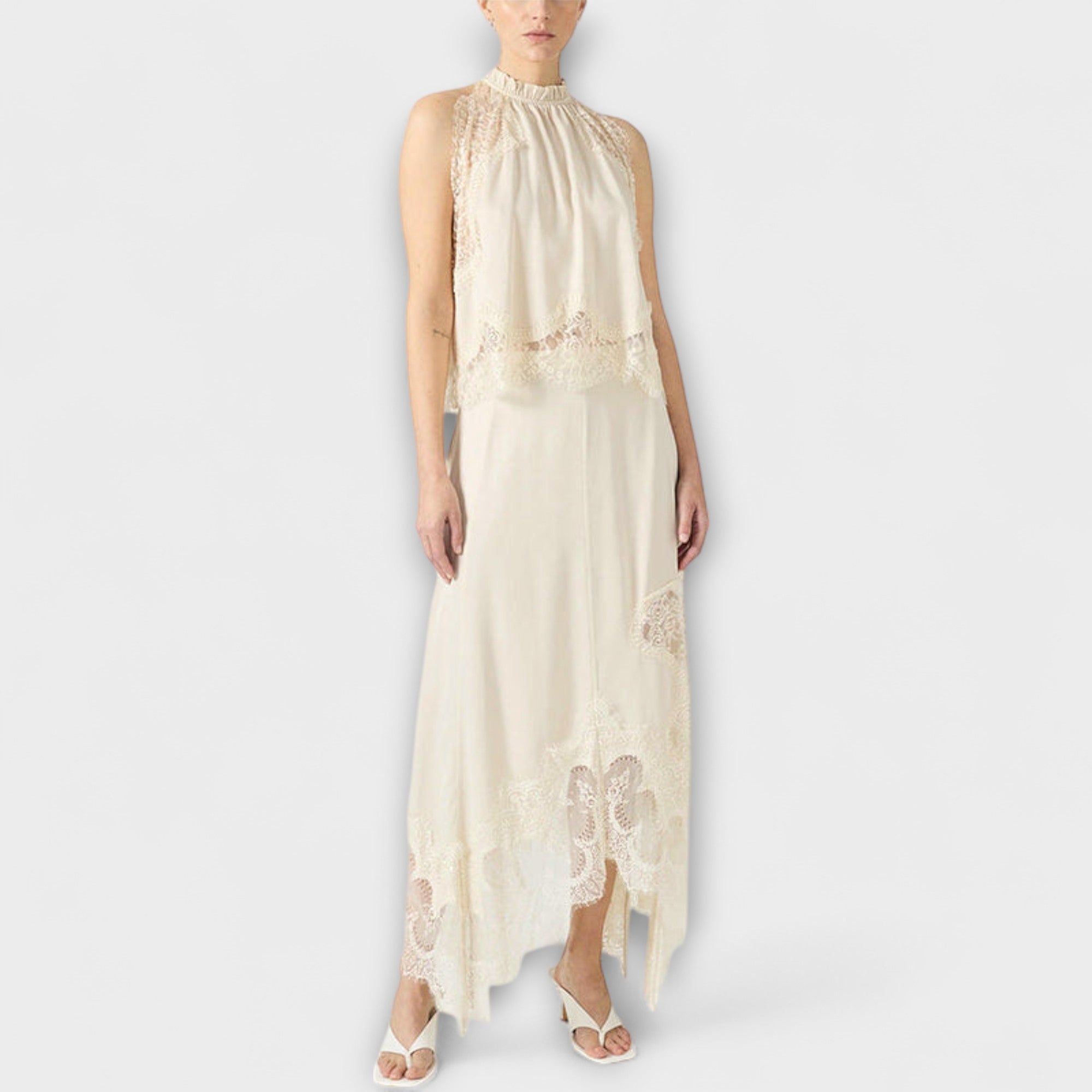 Kaia - Satinbluse med blondekant og plisserte detaljer i halsen