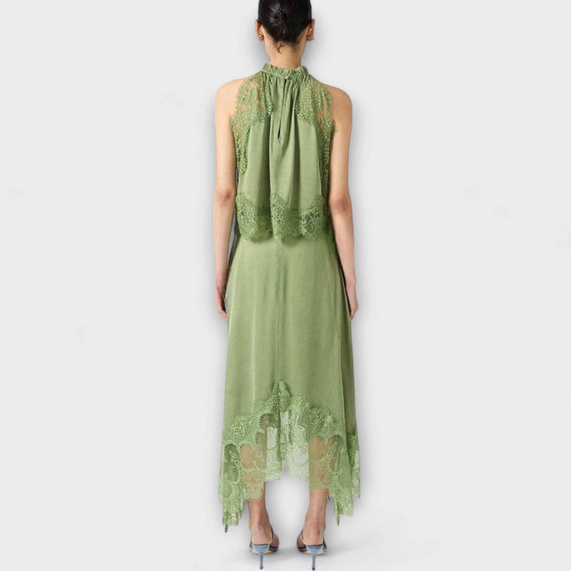 Kaia - Satinbluse med blondekant og plisserte detaljer i halsen