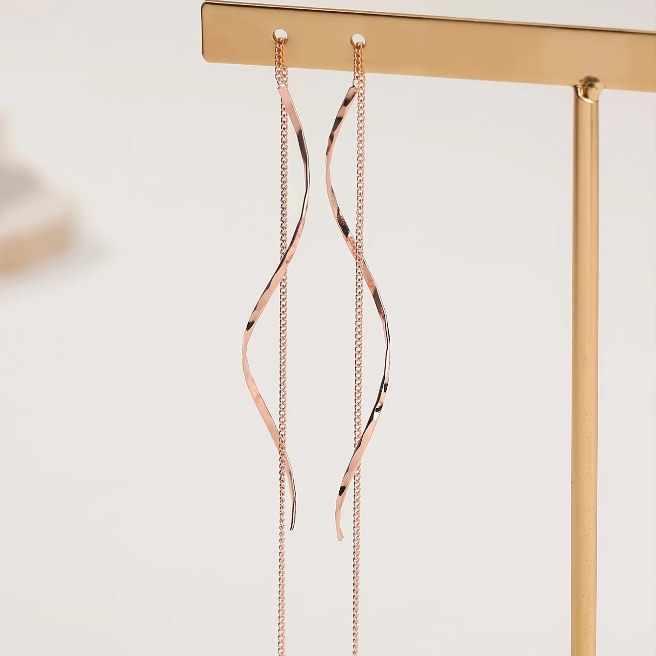 Lange Øredobber med Bølgete Design