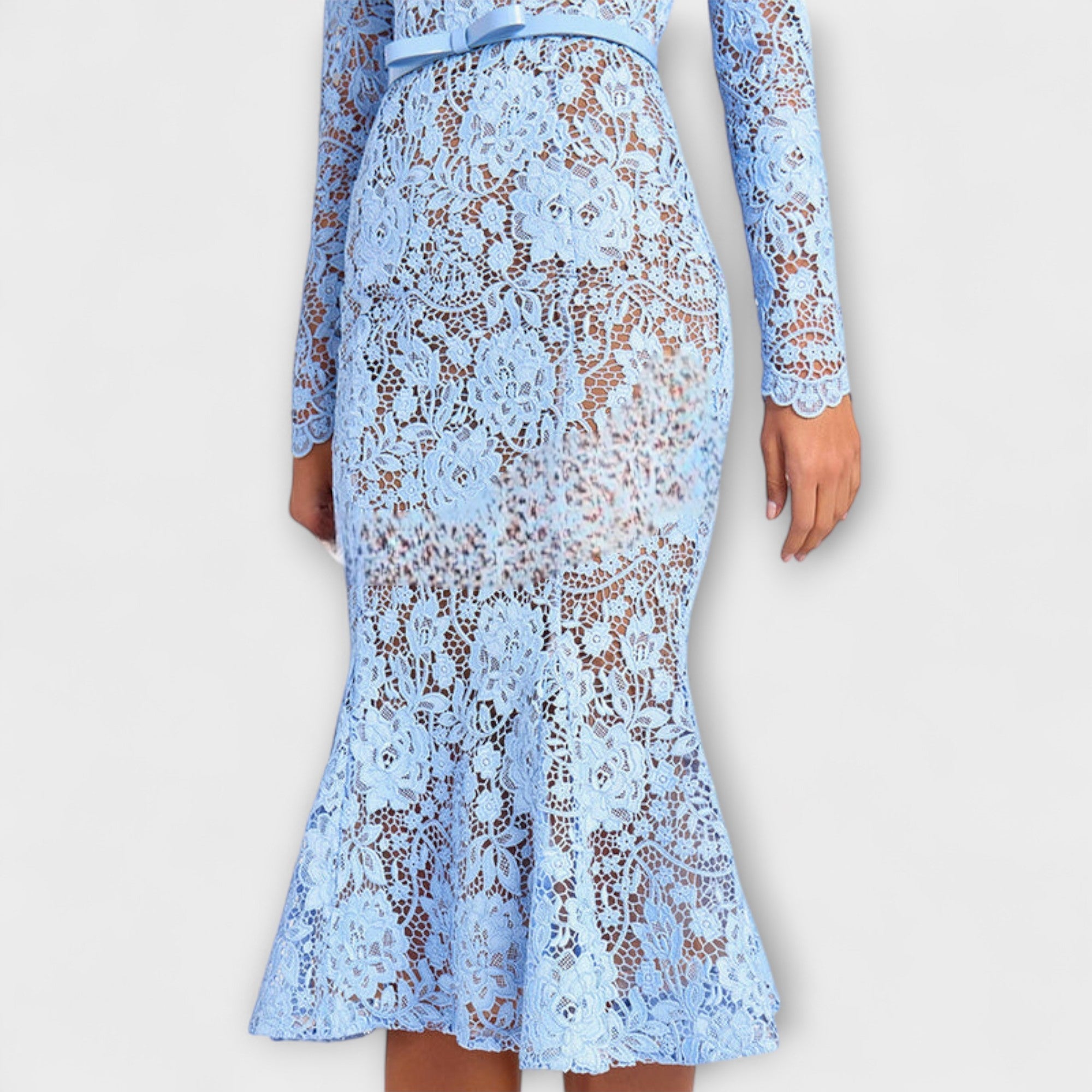 Freya - Elegant Midi Kjole Laget av Blomsterlignende Blonde