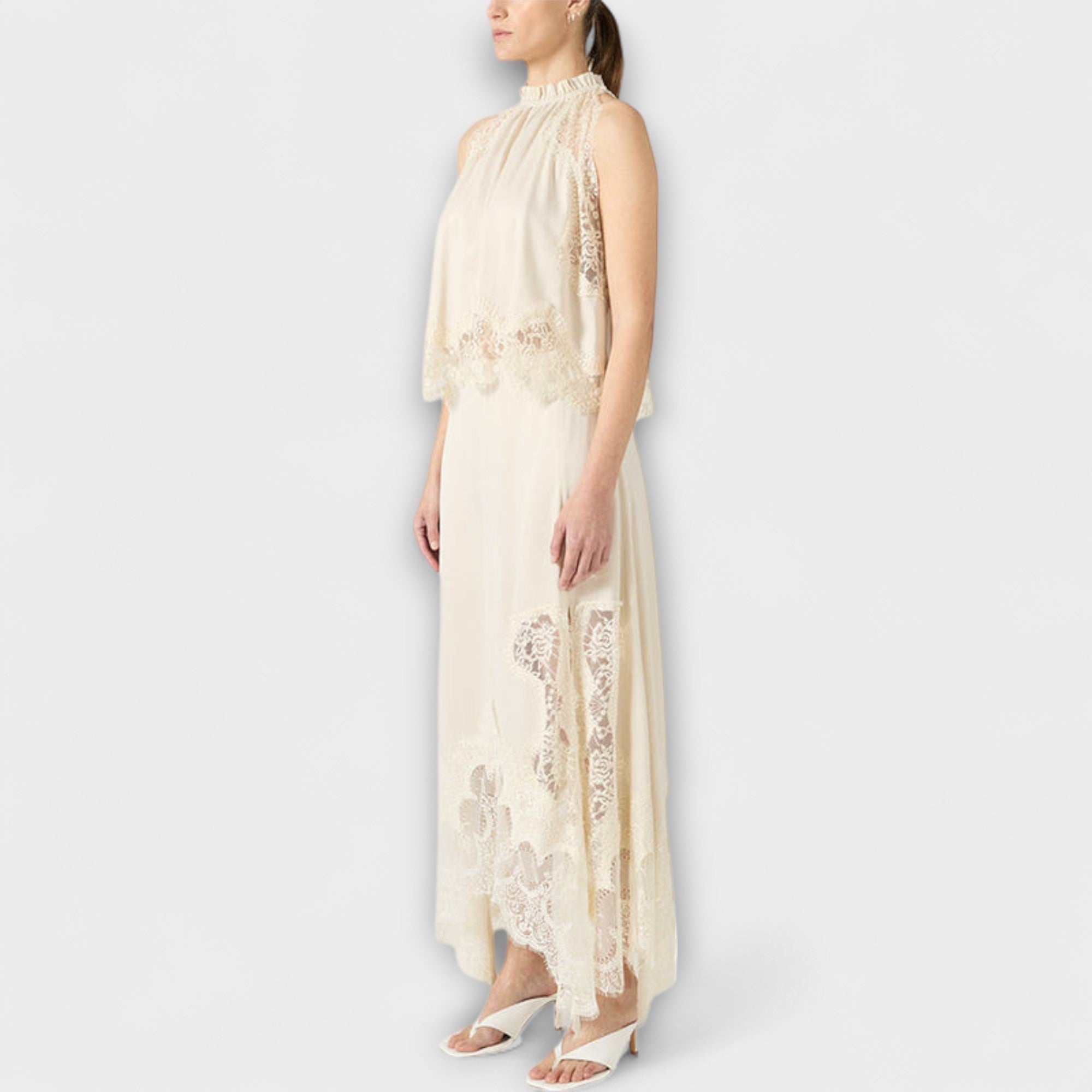 Kaia - Satinbluse med blondekant og plisserte detaljer i halsen
