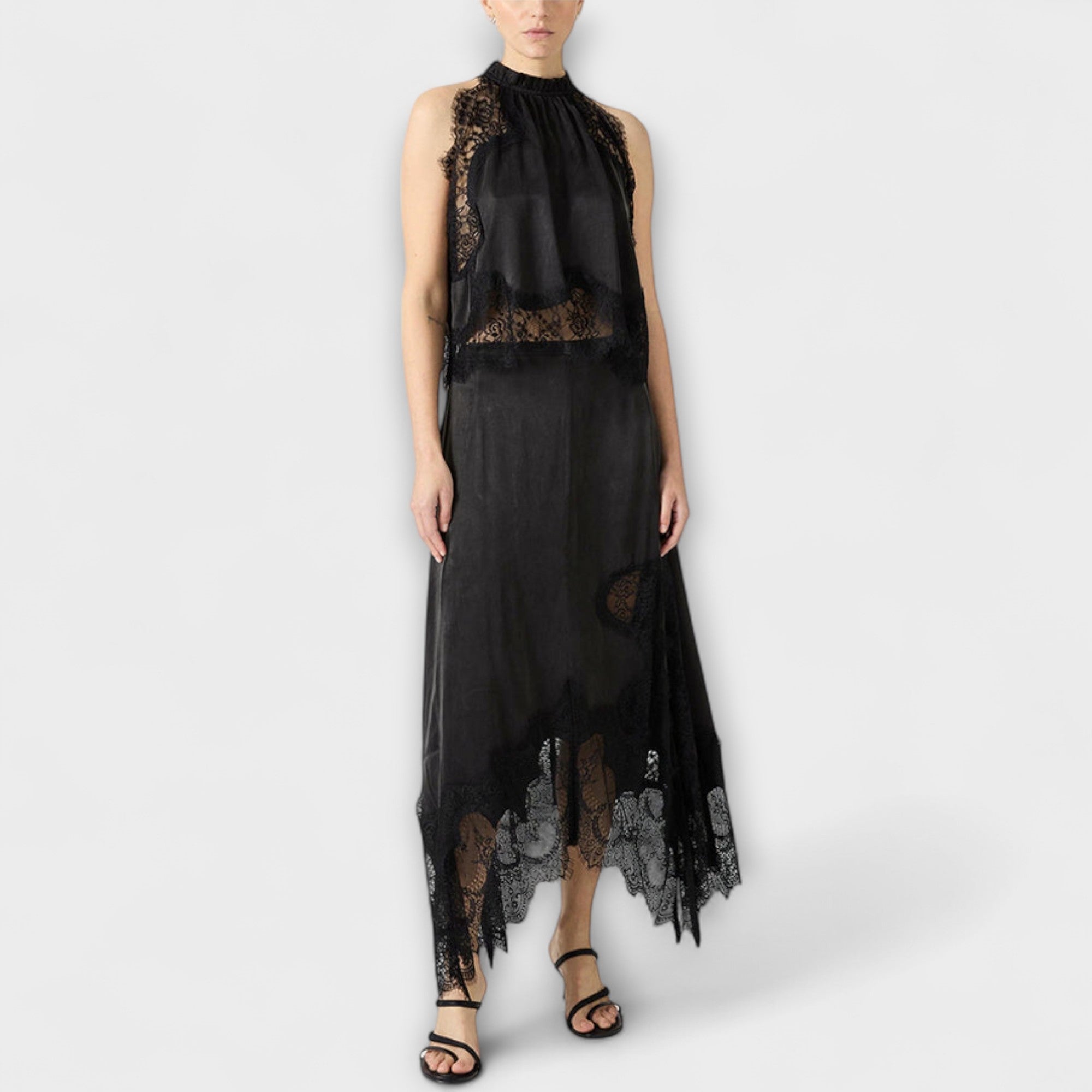 Kaia - Satinbluse med blondekant og plisserte detaljer i halsen