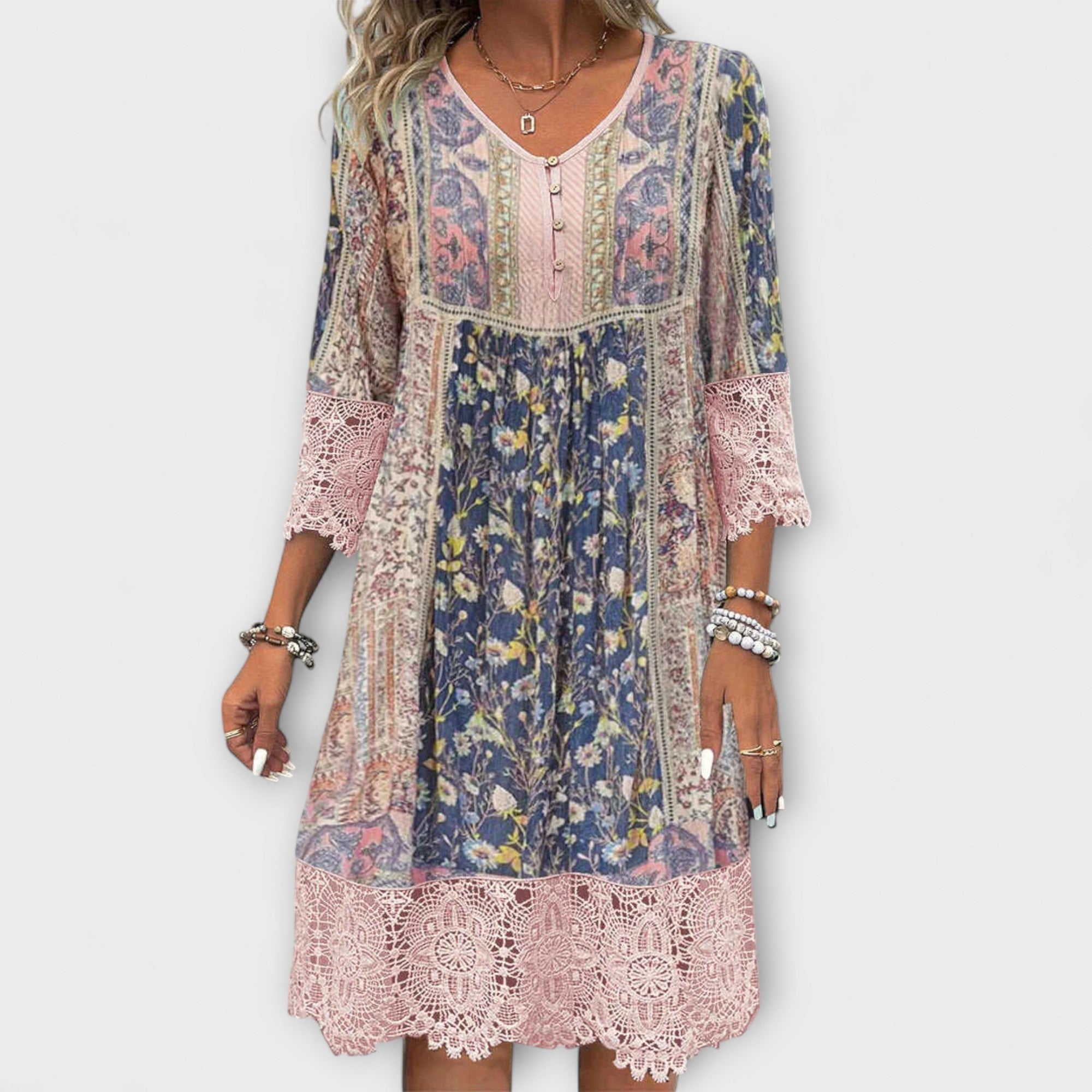 Casey - Boho-kjole med blonder og vintage blomsterdesign