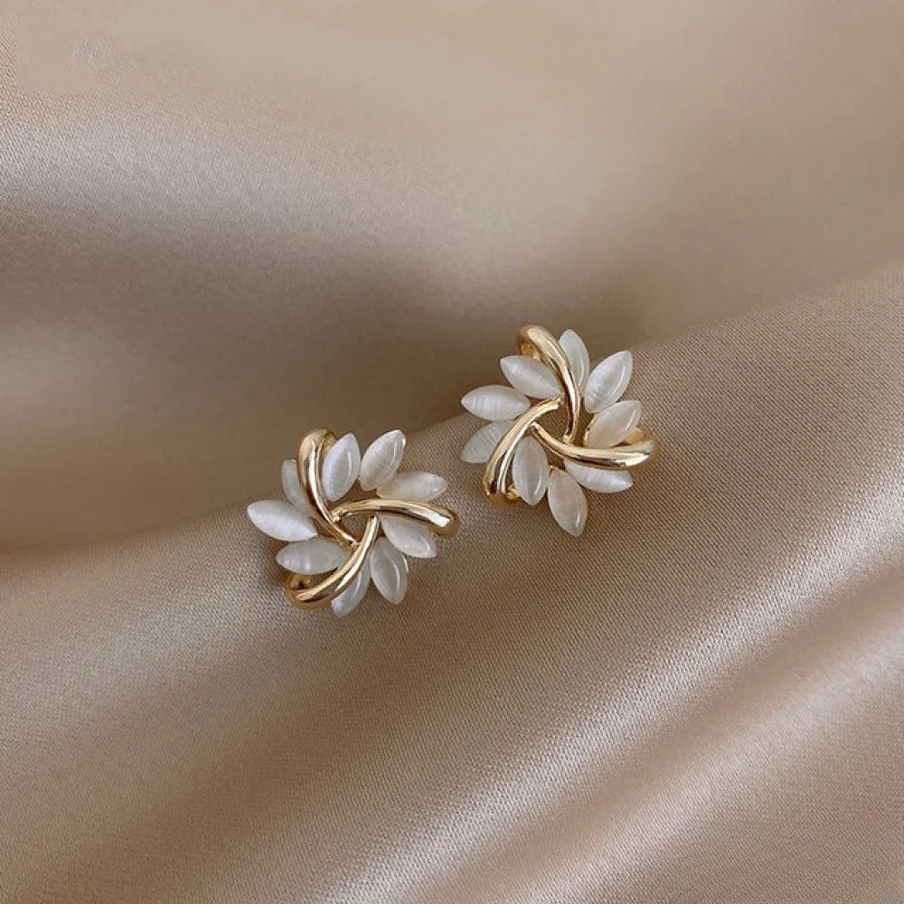 Elegante Gulløredobber med Utsøkte Opal Blomsterdesign