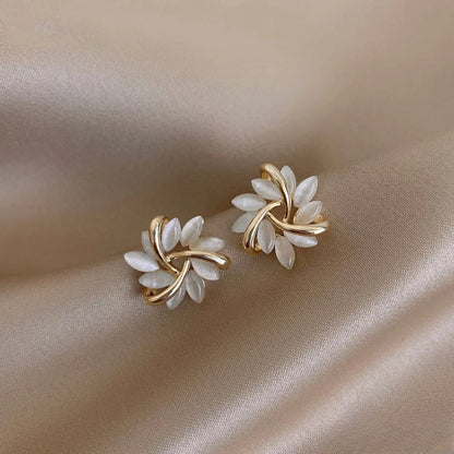 Elegante Gulløredobber med Utsøkte Opal Blomsterdesign