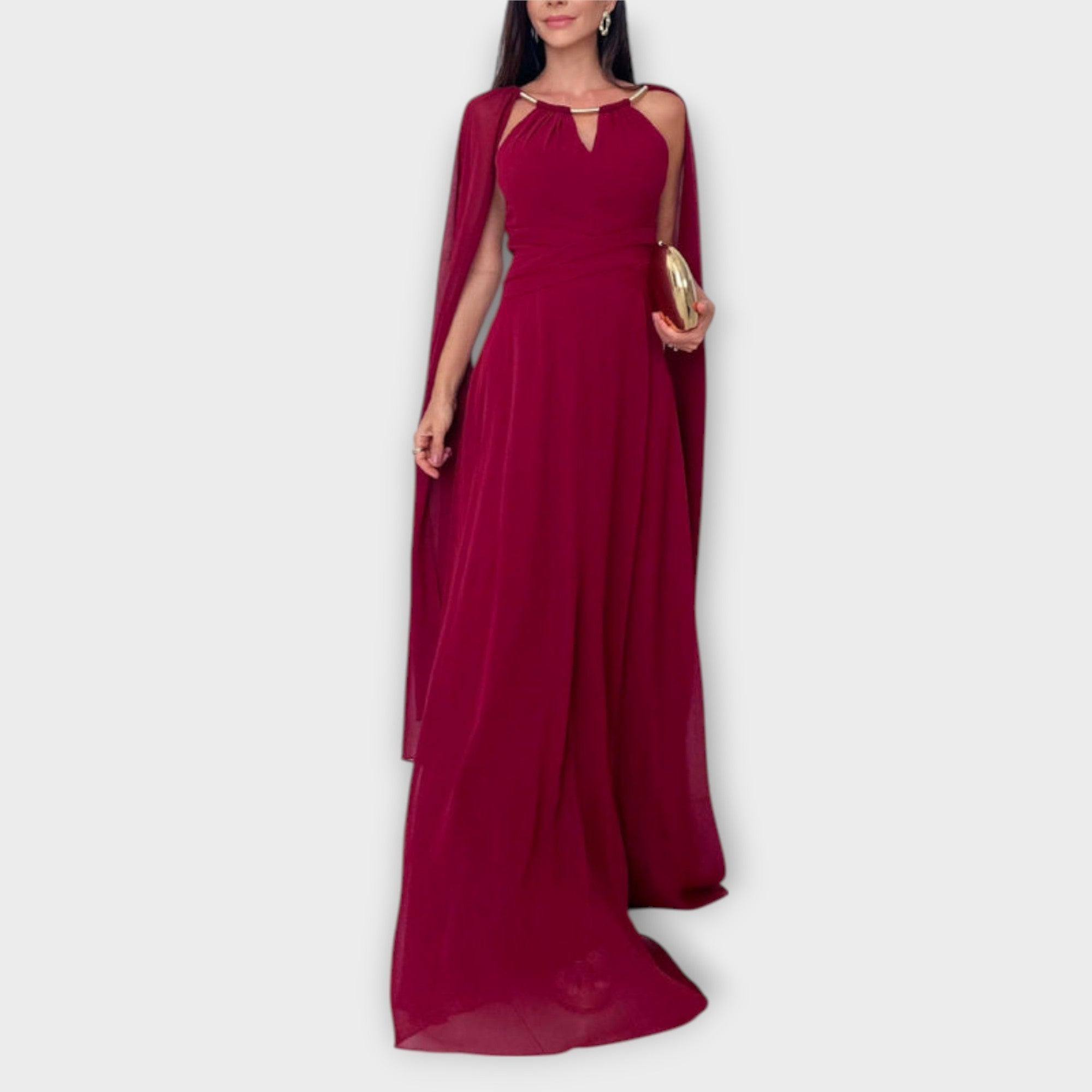 Mabel - Elegant Maxikjole med Kappeermer og Høy Slitt