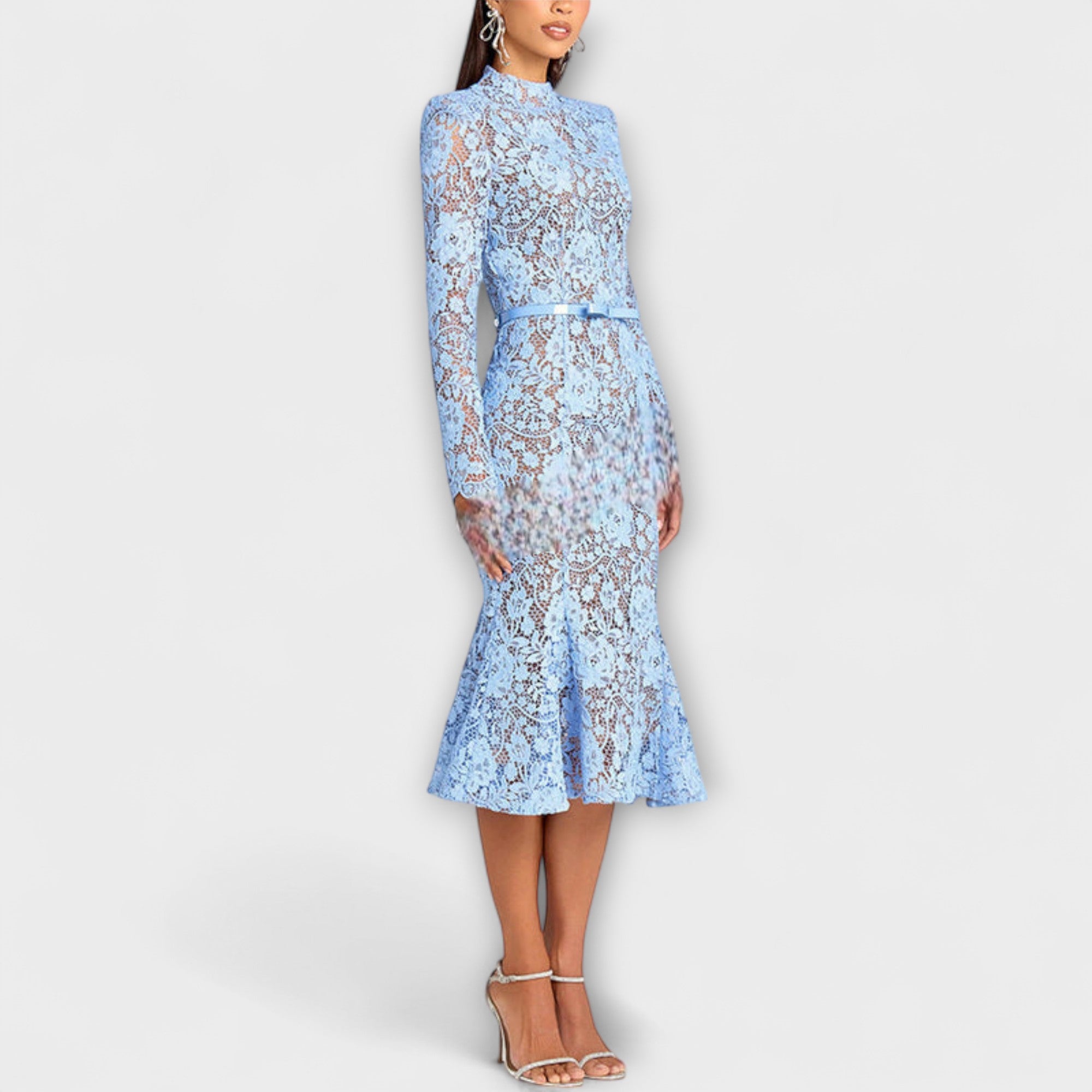 Freya - Elegant Midi Kjole Laget av Blomsterlignende Blonde