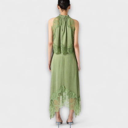 Kaia - Satinbluse med blondekant og plisserte detaljer i halsen