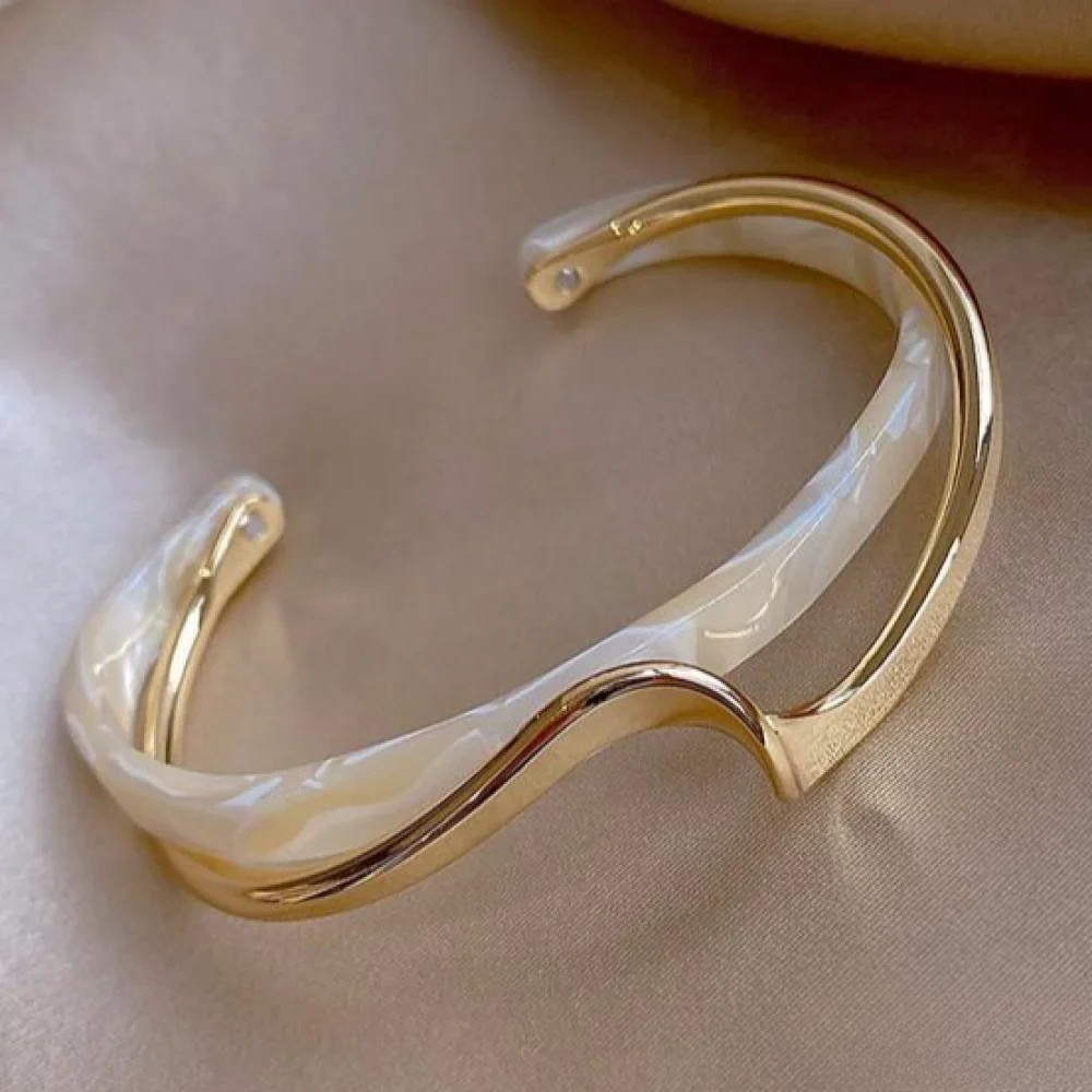 Elegant gyllen armbånd med hvit opal