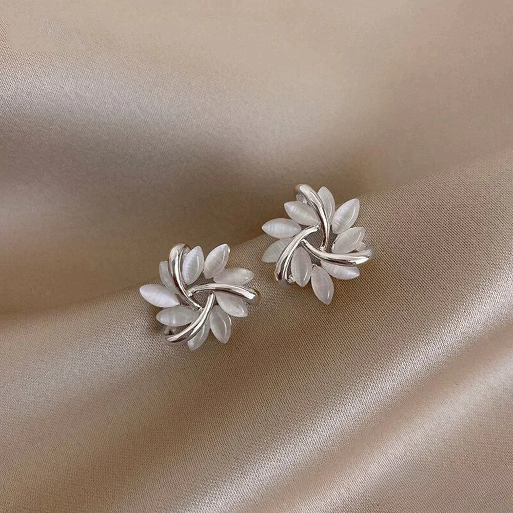 Elegante Gulløredobber med Utsøkte Opal Blomsterdesign