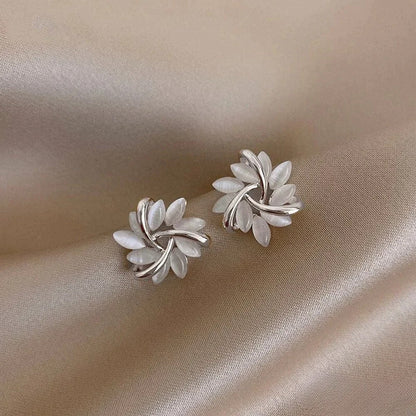 Elegante Gulløredobber med Utsøkte Opal Blomsterdesign