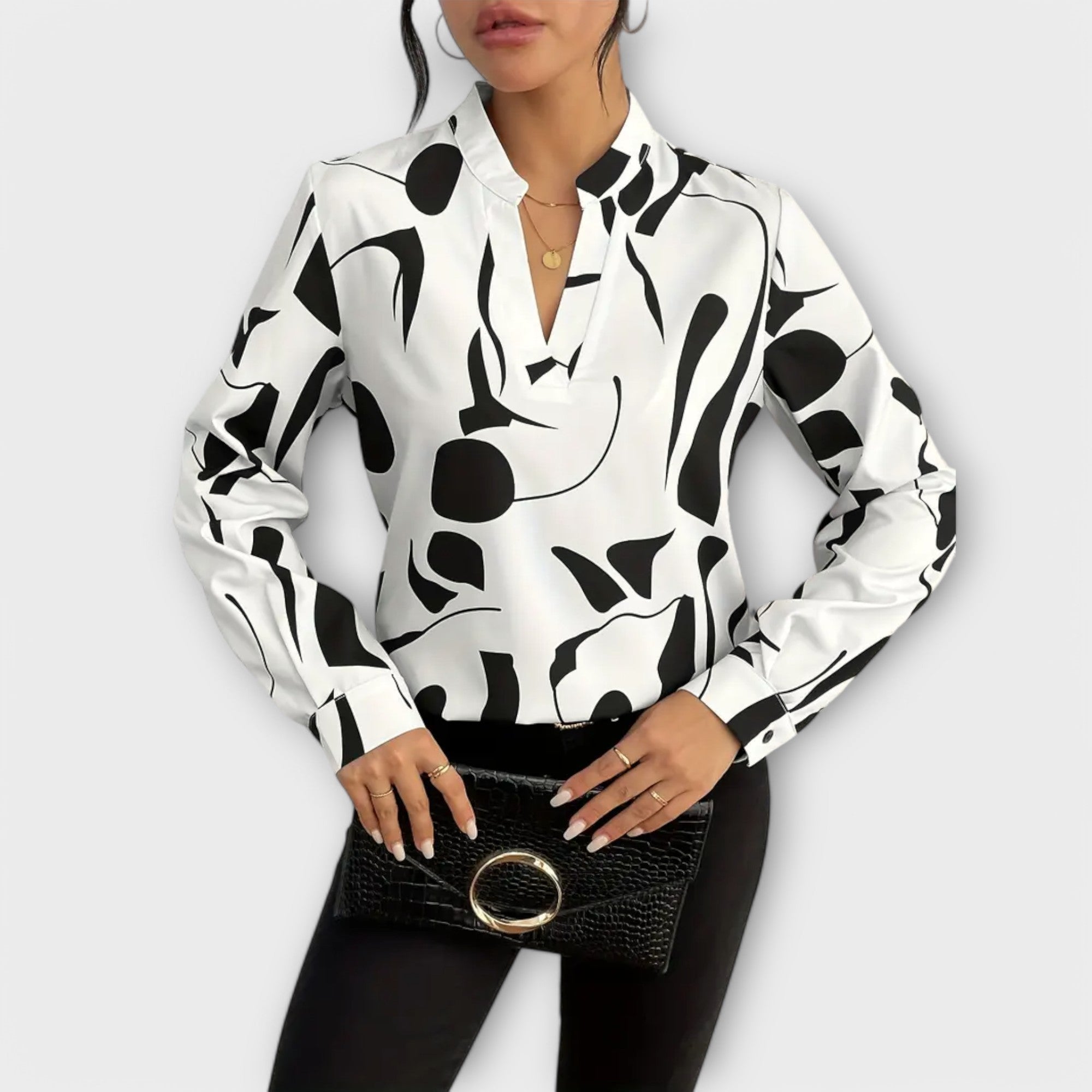 Elegant bluse med lange ermer og spiss hals